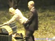 Мужчина в деловом костюме оттрахал шалаву на скамейке в парке
