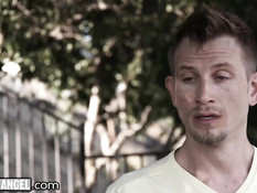 Худая мулатка в розовом сетчатом белье трахается с белым парнем