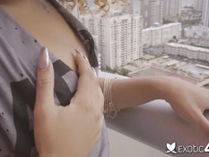 Худая кудрявая мулатка Kendall Woods трахается с белым мужчиной