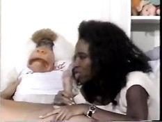 Peter North ебёт мулаточку Sahara в волосатую киску в ретро порно