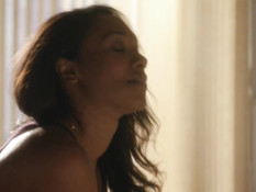 Постельная сцена с чёрной американской актрисой Candice Patton