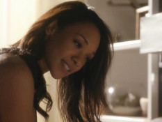 Постельная сцена с чёрной американской актрисой Candice Patton