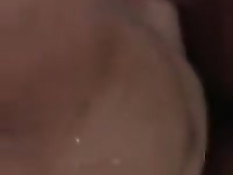 Парень в презервативе трахает раком страстную чёрную подружку
