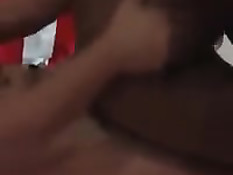 Парень в презервативе трахает раком страстную чёрную подружку