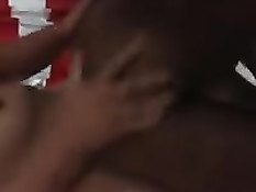 Парень в презервативе трахает раком страстную чёрную подружку