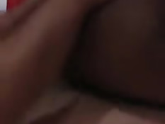 Парень в презервативе трахает раком страстную чёрную подружку