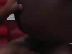 Парень в презервативе трахает раком страстную чёрную подружку