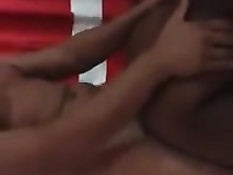 Парень в презервативе трахает раком страстную чёрную подружку