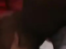 Парень в презервативе трахает раком страстную чёрную подружку