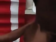 Парень в презервативе трахает раком страстную чёрную подружку