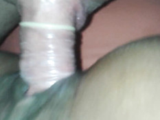 В выбритую письку мулаточки входит белый пенис в презервативе