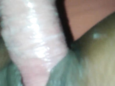 В выбритую письку мулаточки входит белый пенис в презервативе