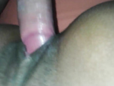 В выбритую письку мулаточки входит белый пенис в презервативе