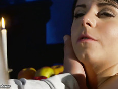 Хозяин возбудился при виде молодой горничной и отымел чертовку