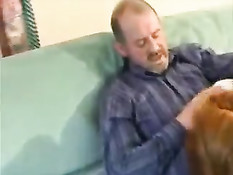 Эти молодые девчонки ещё только учатся правильно делать минет