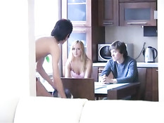 Парень ебёт блондинку на кухонном столе, а друг снимает на видео