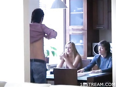 Парень ебёт блондинку на кухонном столе, а друг снимает на видео