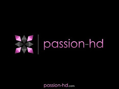 Девчонка в короткой юбочке оторвала мужчину от игры в бильярд