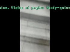 Латинская любительница мастурбирует пизду на ступеньках в метро