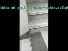 Латинская любительница мастурбирует пизду на ступеньках в метро