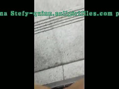 Латинская любительница мастурбирует пизду на ступеньках в метро