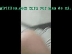 Латинская любительница мастурбирует пизду на ступеньках в метро