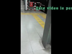 Латинская любительница мастурбирует пизду на ступеньках в метро