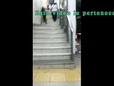 Латинская любительница мастурбирует пизду на ступеньках в метро