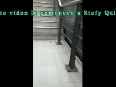 Латинская любительница мастурбирует пизду на ступеньках в метро