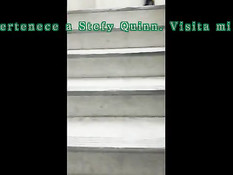 Латинская любительница мастурбирует пизду на ступеньках в метро