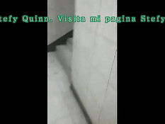 Латинская любительница мастурбирует пизду на ступеньках в метро