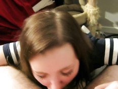 Молодой подружке пришлось встать на колени и сделать ему минет