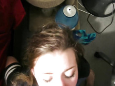 Молодой подружке пришлось встать на колени и сделать ему минет