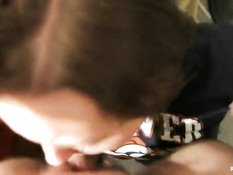 Молодой подружке пришлось встать на колени и сделать ему минет