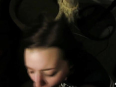 Молодой подружке пришлось встать на колени и сделать ему минет