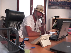 Молодая кудрявая блондинка ебётся на столе с пожилым мужчиной