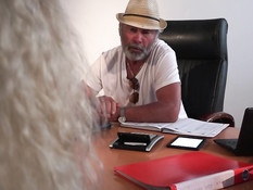 Молодая кудрявая блондинка ебётся на столе с пожилым мужчиной