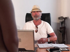 Молодая кудрявая блондинка ебётся на столе с пожилым мужчиной