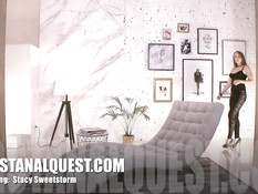 Сиськастая русская блондинка отсосала член и дала трахнуть в зад