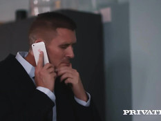 Мужчина отодрал на диване в киску и анус рыжую тёлку Lucia Love