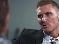 Мужчина отодрал на диване в киску и анус рыжую тёлку Lucia Love