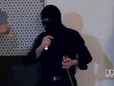 Трое парней в масках ебут на диване возбуждённую блондиночку