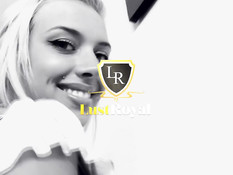 Грудастая блондинка Diamond Foxxx трахается с мужчиной на столе