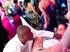 Перевозбудившиеся девчонки занимаются сексом в ночном клубе