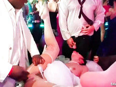 Перевозбудившиеся девчонки занимаются сексом в ночном клубе