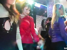 Перевозбудившиеся девчонки занимаются сексом в ночном клубе