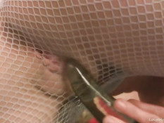 Сиськастая шатенка в сетчатых колготках оттрахала себя фаллосом