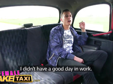 Блондиночка водитель такси Jarushka Ross трахается с пассажиром