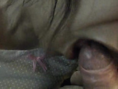 Латиноамериканская подруга лижет головку члена и глотает сперму