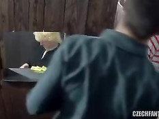 Мужчины ебут через дырки в стене связанных чешских секс рабынь